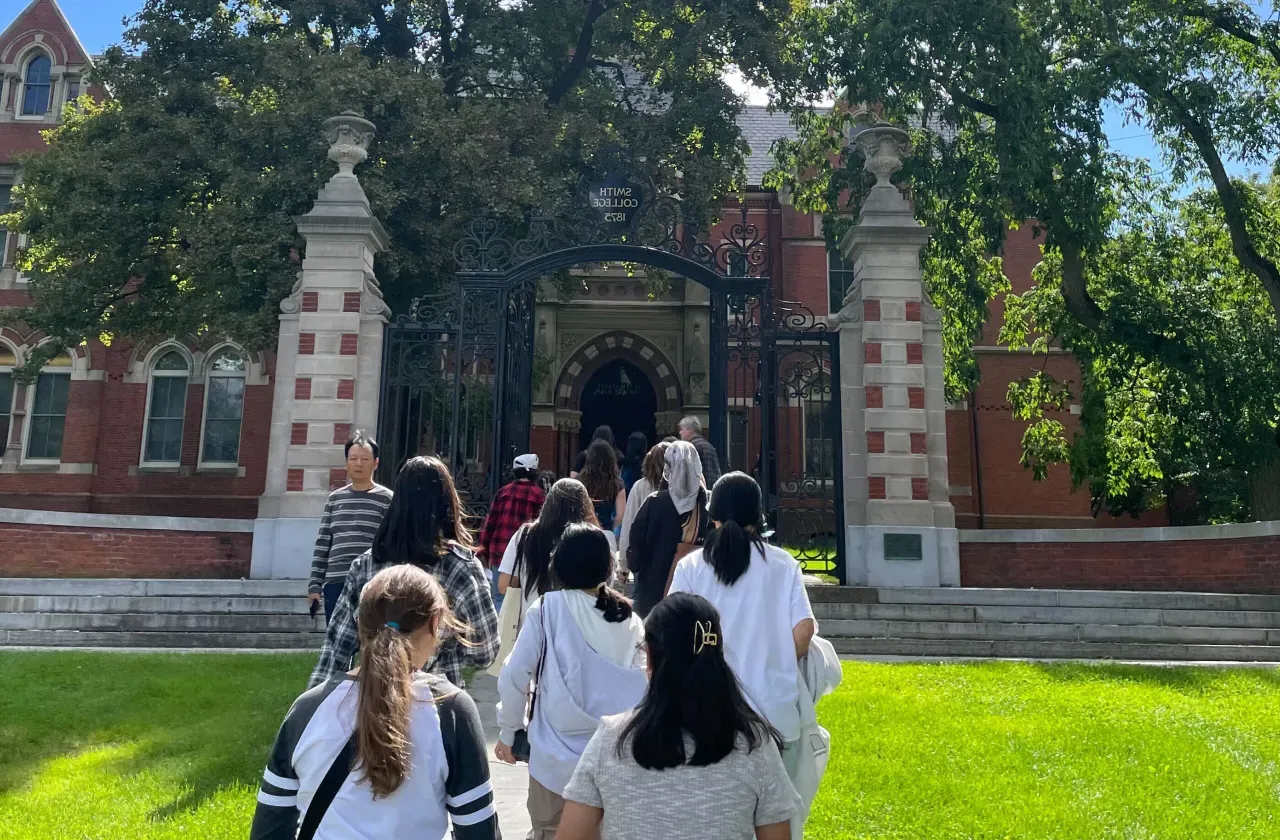 学生 walking toward the Grecourt Gates.