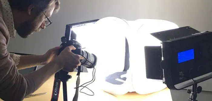 安德鲁·毛雷尔 photographing a fossilized shrimp burrow 